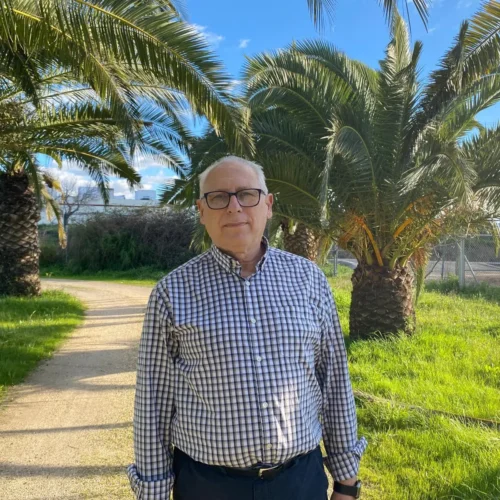 José María Díaz Sánchez presenta «Las agujas que bordan rosas de seda», una obra que reivindica la artesanía y el empoderamiento femenino