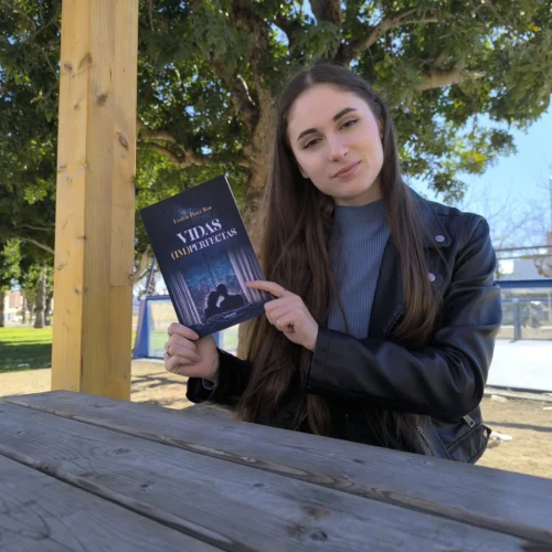 Evelyn Pérez Ros debuta en la literatura con «Vidas (Im)perfectas», una historia de amor y misterio que promete enganchar a los lectores