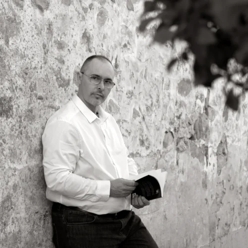 Vicente de Gávaso sorprende con su primer libro de poesía, un viaje emocional al compás del tiempo