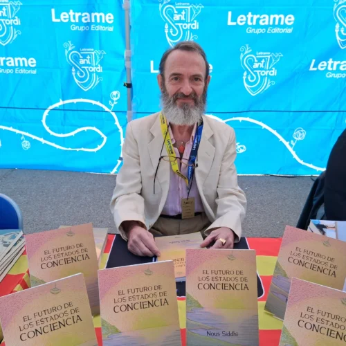 Nous Siddhi firma su libro El futuro de los estados de conciencia en la parada de la Editorial Letrame por Sant Jordi 2025