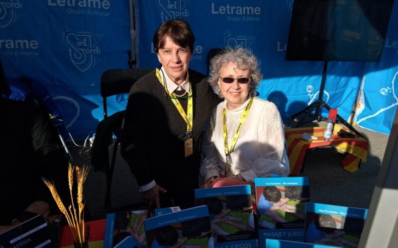 Ana Fernández Salas y Elsa Rodríguez presentaron su libro “Masaje y juegos. Una herramienta para familias y técnicos” en Sant Jordi 2025