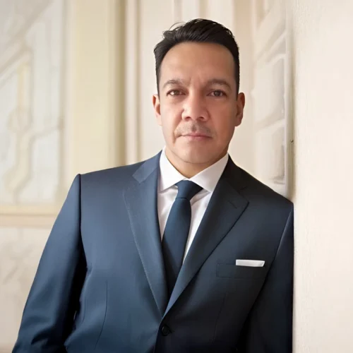 Oscar Martínez Montes emociona con su primer libro de poesía, una obra nacida desde el alma