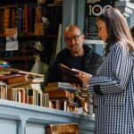 La reina Letizia visita a los libreros de la Cuesta de Moyano y compra cuatro libros y un facsímil