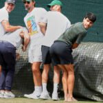 Una petanca, la croqueta sobre la hierba y unos pelotazos: los juegos de Alcaraz antes de las semifinales