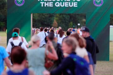 Acampar toda la madrugada para ver a Alcaraz por 400 euros o la más extraña tradición de Wimbledon