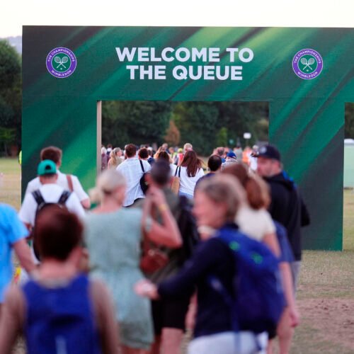 Acampar toda la madrugada para ver a Alcaraz por 400 euros o la más extraña tradición de Wimbledon
