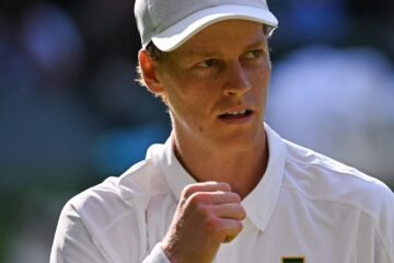 Sinner niega más gloria a un maltrecho Djokovic y se reencontrará con Alcaraz en la final de Wimbledon