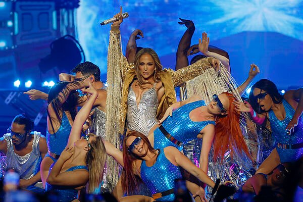 Jennifer López arrasa en su concierto en Madrid: «He sentido el amor esta noche»