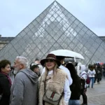 El Museo del Louvre decide en el último momento permanecer cerrado este lunes tras el robo de las joyas y deja a decenas de turistas en la puerta