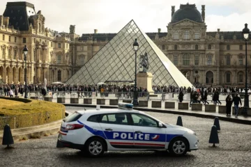 Los dos sospechosos detenidos por el robo del Louvre reconocen su participación en el asalto