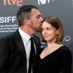 Antonio Banderas brinda con la prensa en la boda de su hija Stella con Alex Gruszynski y confiesa que ha habido “alguna lagrimilla”