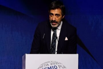 Juan del Val gana el Premio Planeta con una historia de amor