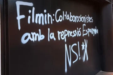 Independentistas radicales vandalizan la sede de Filmin con una pintada por «colaboracionista con la represión española»