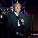 Julio Iglesias pide a la Fiscalía la denuncia de sus extrabajadoras y cree «insólito» no disponer de una copia