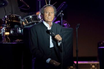 Julio Iglesias pide a la Fiscalía la denuncia de sus extrabajadoras y cree «insólito» no disponer de una copia