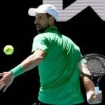 Djokovic, el ‘antimito’ que aguanta: abrazos a un árbol y un doctor nuevo para «compensar lo perdido»