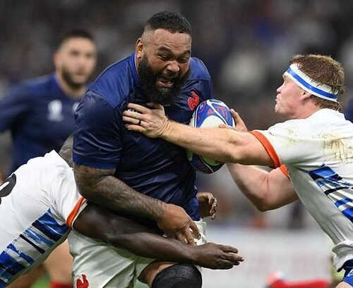 El internacional francés Uini Atonio, en la UCI tras sufrir el martes un fallo cardiaco