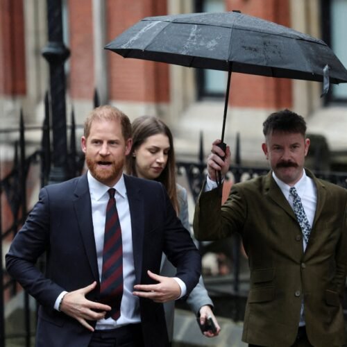 Enrique de Inglaterra testifica que las normas de la monarquía le impidieron demandar antes a la prensa: “La política era nunca quejarse, nunca dar explicaciones”