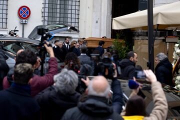 La capilla ardiente de Valentino en Roma, en imágenes