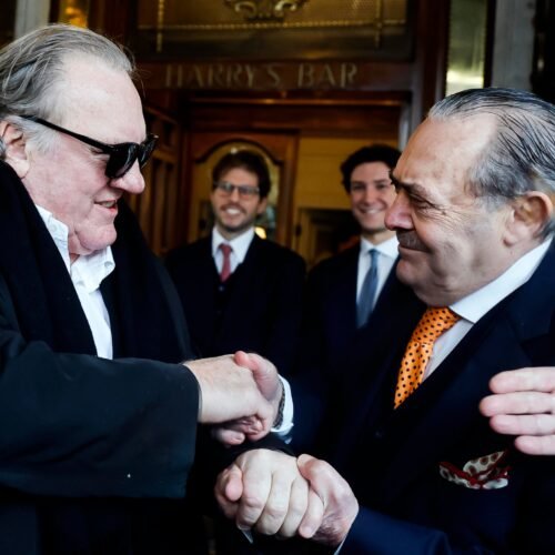 Gérard Depardieu y el fotógrafo italiano que le demandó por agresión sellan la paz con un beso