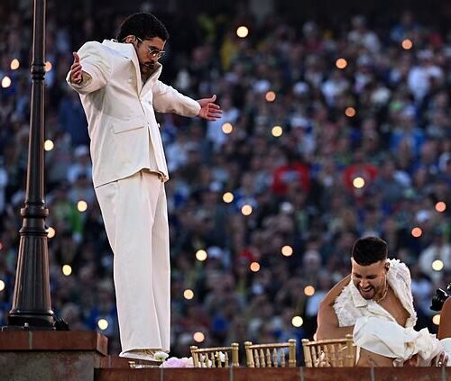 Bad Bunny reivindica el alma latina de América en la Super Bowl con un espectáculo en favor de la inclusión: «Lo único más poderoso que el odio es el amor»