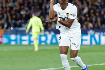 Sadiq y Ramazani dan oxígeno al Valencia a costa de hundir más al Levante en un derbi con más tensión que fútbol