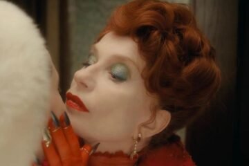 The Blood Countess: Isabelle Huppert se atreve con todo, ahora como la más sangrienta reina ‘queer’ de los vampiros (****)