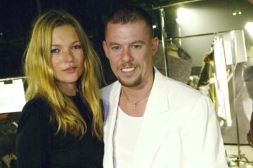 A subasta el armario de Alexander McQueen: el traje que Kate Moss quemó con un cigarrillo se apunta como la estrella de la puja