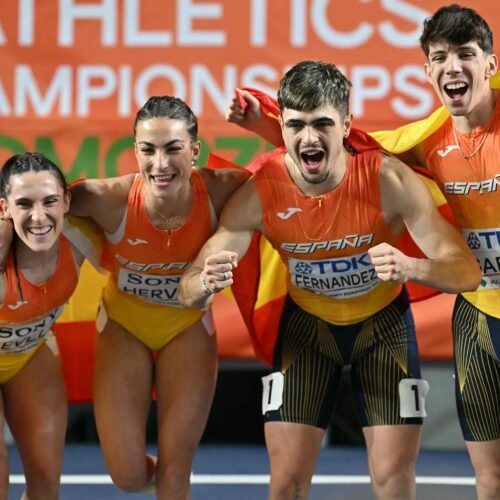 España logra una histórica plata en el estreno mundial del relevo mixto 4×400