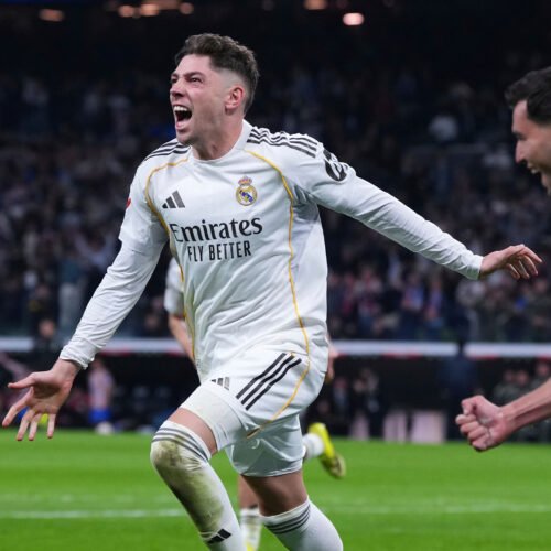 La fe del Madrid que personifica Valverde, poseído y expulsado, decide un derbi de explosiones