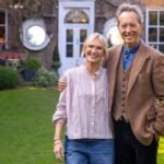 El actor Richard E. Grant y su jardín de las maravillas: del busto gigante de Barbra Streisand al arco de la fiesta de ‘Saltburn’