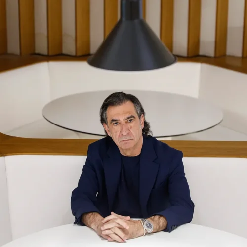 Ángel Antonio Herrera: «No me parece mal que el poeta tenga Visa, aire acondicionado e, incluso, piscina»