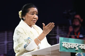 Muere la india Asha Bhosle, la voz de Bollywood y la artista más grabada de la historia