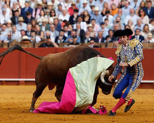 La cogida de Morante de la Puebla en Sevilla, en imágenes