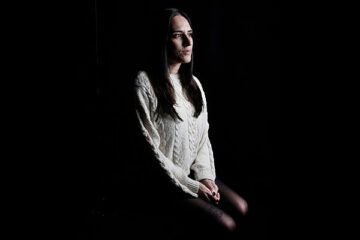 Comerás flores y culebras: ¿por qué el abuso es un éxito literario?