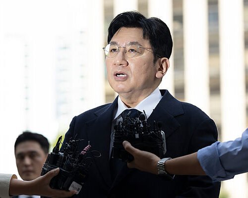 La policía surcoreana pide una orden de arresto contra el magnate del K-pop que lanzó a BTS