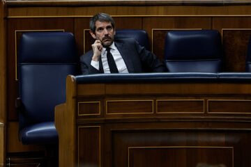 Urtasun propone que el pago de gastos de envío sea obligatorio al comprar libros online en España para que las librerías compitan con Amazon