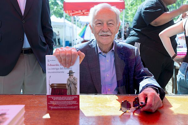 Eduardo Mendoza se corona como el escritor más vendido de Sant Jordi