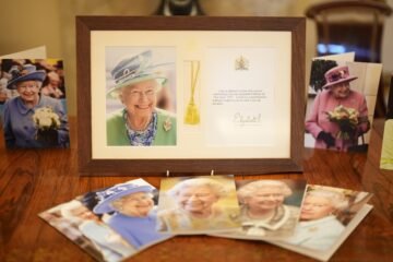 Almuerzo con centenarios en Buckingham y la inauguración de un nuevo jardín: así ha recordado la familia real británica a Isabel II en su cumpleaños, en imágenes