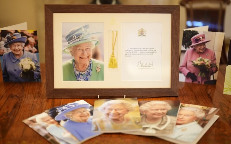 Almuerzo con centenarios en Buckingham y la inauguración de un nuevo jardín: así ha recordado la familia real británica a Isabel II en su cumpleaños, en imágenes