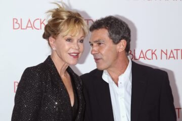 La frase que acompaña a la foto de Antonio Banderas con Melanie Griffith y su hija Stella: “Mi exmujer y amiga de toda la vida”