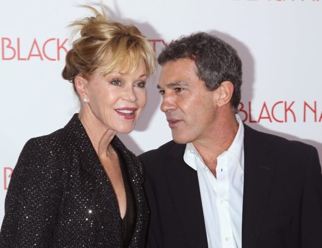 La frase que acompaña a la foto de Antonio Banderas con Melanie Griffith y su hija Stella: “Mi exmujer y amiga de toda la vida”