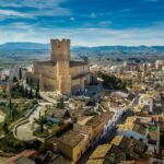 Bodegas, un tesoro extraterrestre y un castillo medieval convierten a Villena en una alternativa al circuito turístico de Alicante