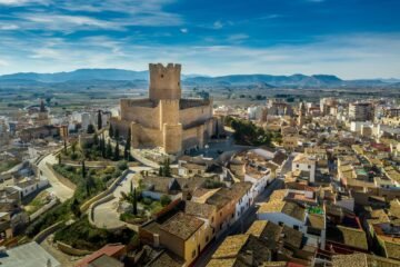 Bodegas, un tesoro extraterrestre y un castillo medieval convierten a Villena en una alternativa al circuito turístico de Alicante