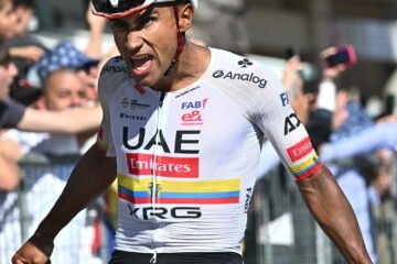 Enric Mas amaga pero cede ante Narváez en la meta de Chiavari