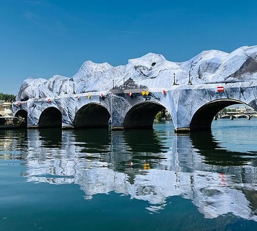Una instalación del artista JR convierte el Pont Neuf de París en una gruta de 120 metros