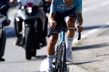 El italiano Bettiol, tras liderar la macrofuga del Giro, vence antes del primer duelo en los Alpes