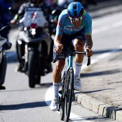 El italiano Bettiol, tras liderar la macrofuga del Giro, vence antes del primer duelo en los Alpes