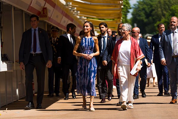 La Reina Letizia inaugura la Feria del Libro con interés por Comerás flores, el fenómeno editorial del año