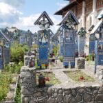 Centenarias iglesias de madera y el alegre cementerio de Săpânța en la Rumanía más secreta